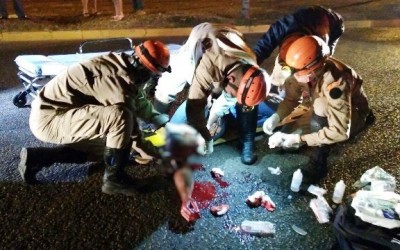 Motociclista que bateu em caminhão está em estado grave 