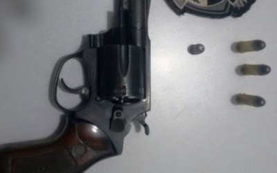 Após suspeitar de traição, homem atira na casa de suposto amante da esposa