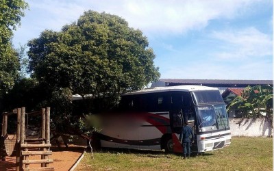 Ônibus escolar desgovernado quase atropela duas crianças 