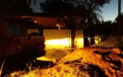 Fogo em terreno baldio atinge casa e acaba causando grandes prejuízos