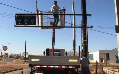 Prefeitura de Três Lagoas instala semáforo e lombada na Avenida Ponta Porã