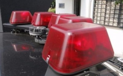 Homem joga mulher para fora de carro e foge com criança