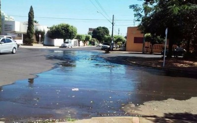 Internauta registra vazamento de água em avenida de Três Lagoas