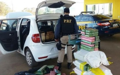 Auxiliar de serviços gerais flagrado com drogas revelou que receberia R$ 18 mil pelo transporte 