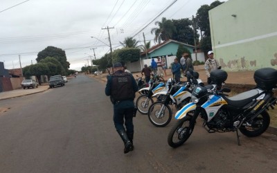 Piloto de moto causa acidente, fere mulher e foge da polícia