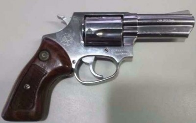 Mulher esquece cofre aberto e arma de fogo é furtada