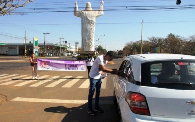 Campanha “Agosto Lilás” é levada aos motoristas no trânsito