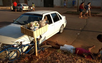 Motorista perde controle de veículo e atropela ciclista no bairro São Carlos