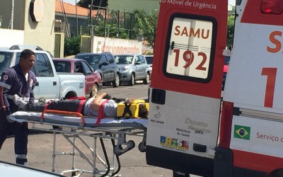 Entregador fica ferido em violenta colisão no Centro
