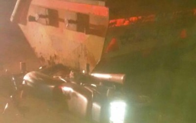 Motociclista que bateu em caçamba teve escoriações e suspeita de fratura no nariz