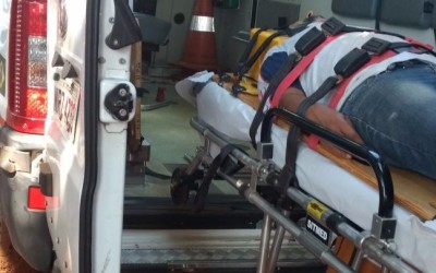 Samu socorre vítima de acidente de trânsito; causador fugiu do local