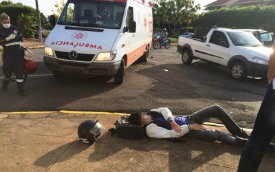 Estudante de 18 anos fica ferido ao bater em Pálio na Av. Eloy Chaves 