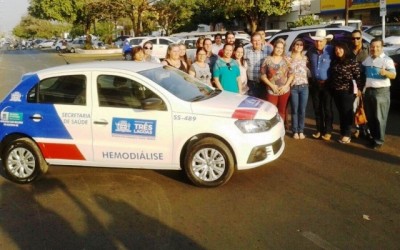 Veículo para pacientes de hemodiálise é entregue pelo Deputado Eduardo Rocha
