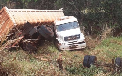 Acidente com carreta deixa motorista ferido na rodovia BR-158