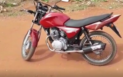 Rotai recupera moto furtada em terreno com matagal, perto de campo de futebol