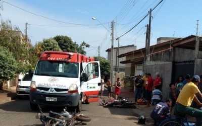 Motoqueiros batem de frente em esquina do bairro Jardim Caçula