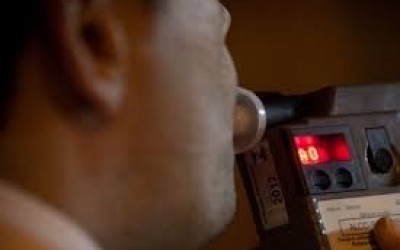 “Tomei várias doses de pinga com limão”, diz motorista flagrado cochilando em veículo 