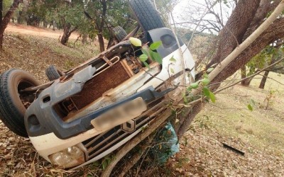 Motorista de empresa “nasce de novo” após capotar veículo em Arapuá