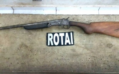 Rotai cumpre mandado de prisão e apreende espingarda