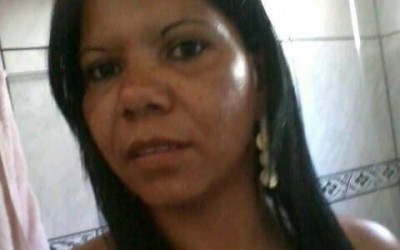Ex que matou com mais de 13 facadas mulher na frente da filha é condenado a 18 anos