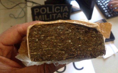 Menores flagrados negociando maconha em escola indicam traficante 