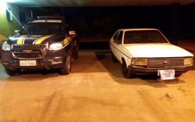 PRF apreende 82 quilos de maconha em carro velho deixado em rodovia