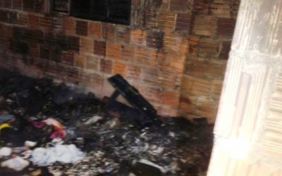 Policiais fazem o trabalho de bombeiros e evitam tragédia em casa incendida 