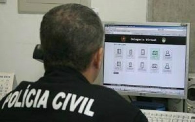 Testemunha de roubo reage e quase atropela assaltantes no Santos Dumont 