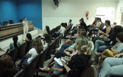 Mães, gestantes e profissionais da saúde participam de atividade sobre aleitamento materno