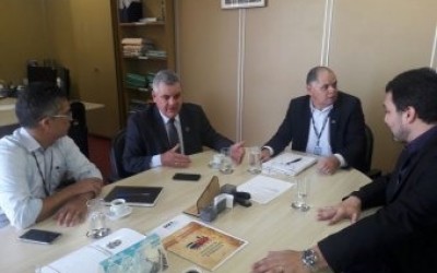 Prefeito pleiteia recursos para obras e discute detalhes da cedência da área da NOB