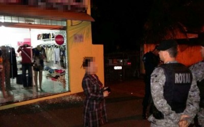 Ladrões usam vela automotiva para invadir loja de roupas 
