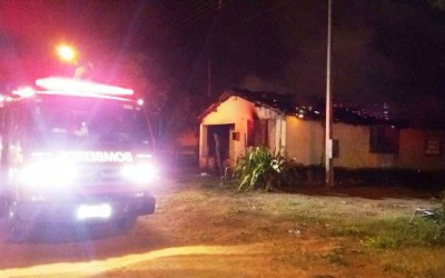 Residência no bairro Vila Haro é incendiada; veja o vídeo 