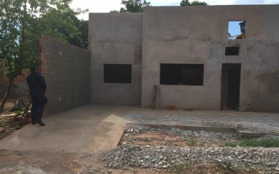 Ladrão faz necessidades em construção durante tentativa de furto