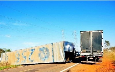 Carreta de transportadora tomba e interrompe parcialmente o tráfego na BR-262