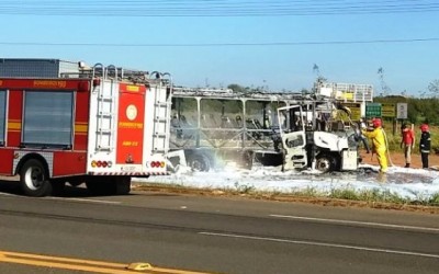 Ônibus pega fogo e passageiros saem ilesos após alerta de motorista