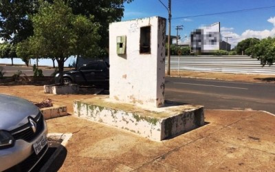 SEMEA remove cavaletes de água e padrões de energia abandonados em Avenidas de Três Lagoas