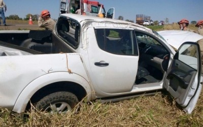 Médico três-lagoense capota camionete na BR 158