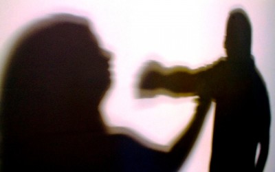 Mulher encontra pornografia no celular do marido e apanha ao tomar satisfação