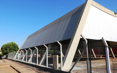 Ginásio de Esportes ganha alambrados após 3 anos