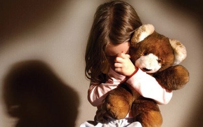 Tio estupra menina de 5 anos que deveria cuidar para irmã ir ao banco