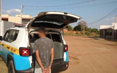 Jovem que queria entrar na casa de grávida é detido com drogas 