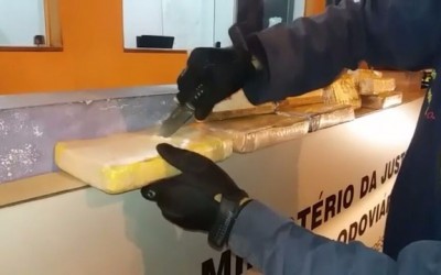 Com 10 quilos de cocaína em camionete, jovens são presos pela PRF