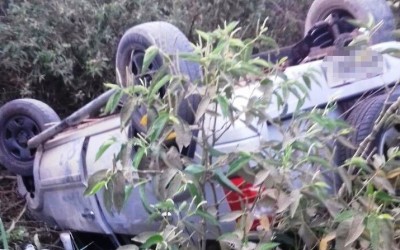 Bandidos invadem casa pelo telhado, roubam carro e capotam na fuga  