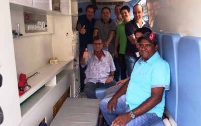 Deputado Eduardo Rocha entrega mesa cirúrgica e ambulância para Aparecida do Taboado