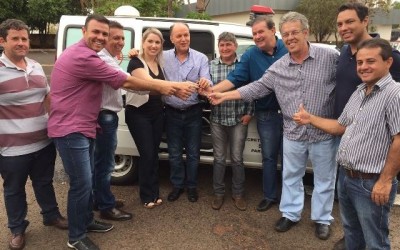 Por meio de emenda, Eduardo Rocha entrega uma ambulância para Paranaíba