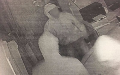 Mãe de adolescente acusado de participar do furto em loja de ferragens, muda versão e diz que filho estava em casa