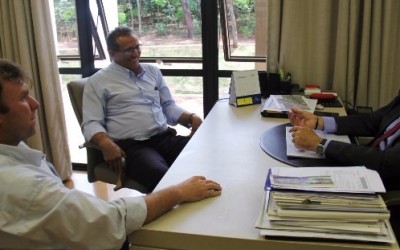 Eduardo Rocha recebe amigos da cidade de Três Lagoas em seu gabinete