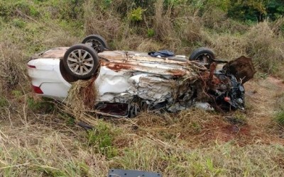 Acidente entre carro e carreta mata uma pessoa e deixa três homens feridos