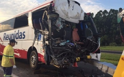 Quatro feridos têm alta após acidente entre ônibus e caminhão em Lins