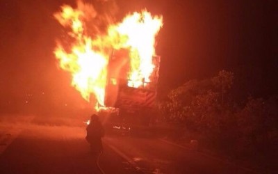 Bombeiros de Três Lagoas combatem incêndio à carreta na BR-158
